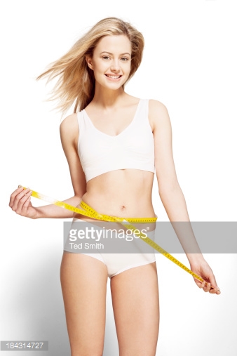 mulher magra medindo o corpo